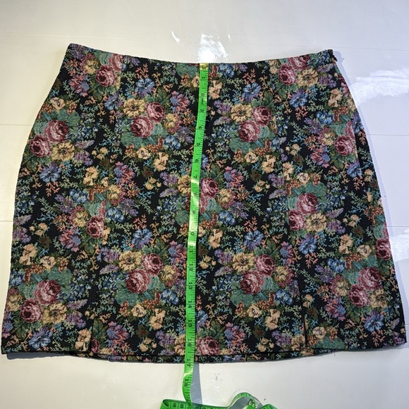 New in Floral Women's Skirt - Picture 2 of 7